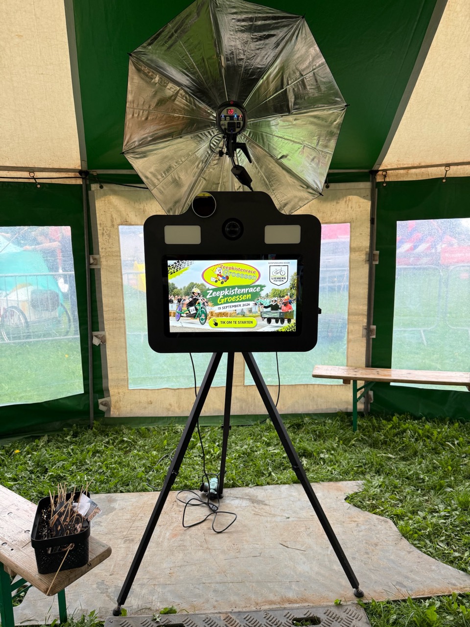 De photobooth opgesteld met startscherm in de stijl van het evenement
