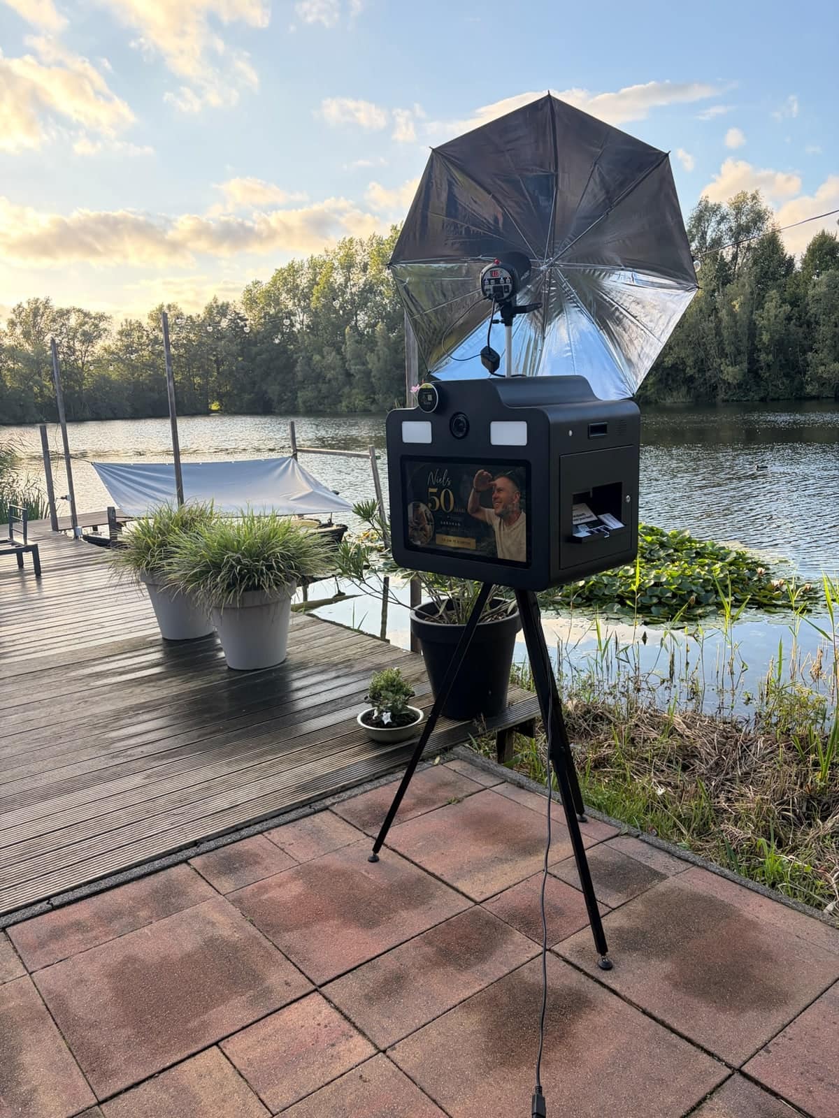 Onze photobooth aan het water, met het startscherm in de stijl van het feest
